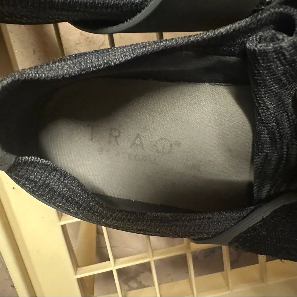 Traq by Alegria‎ Men's Black Slip-On Sneakers